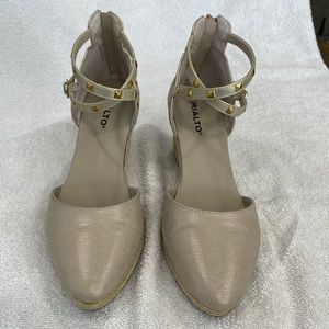 Rialto Campari cream/metallic close toe wedges sz 8